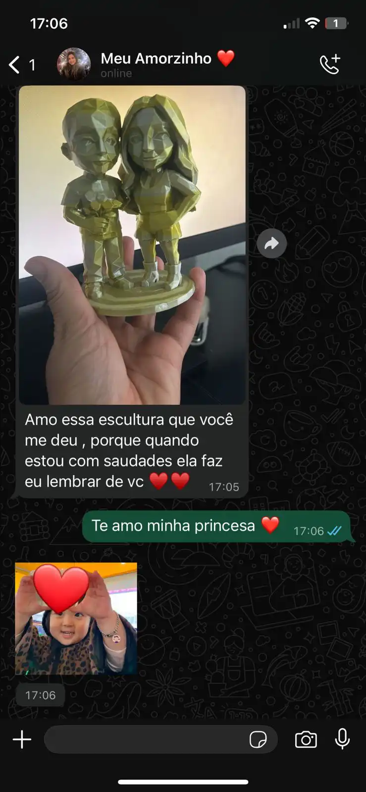 Presenteada segurando a escultura