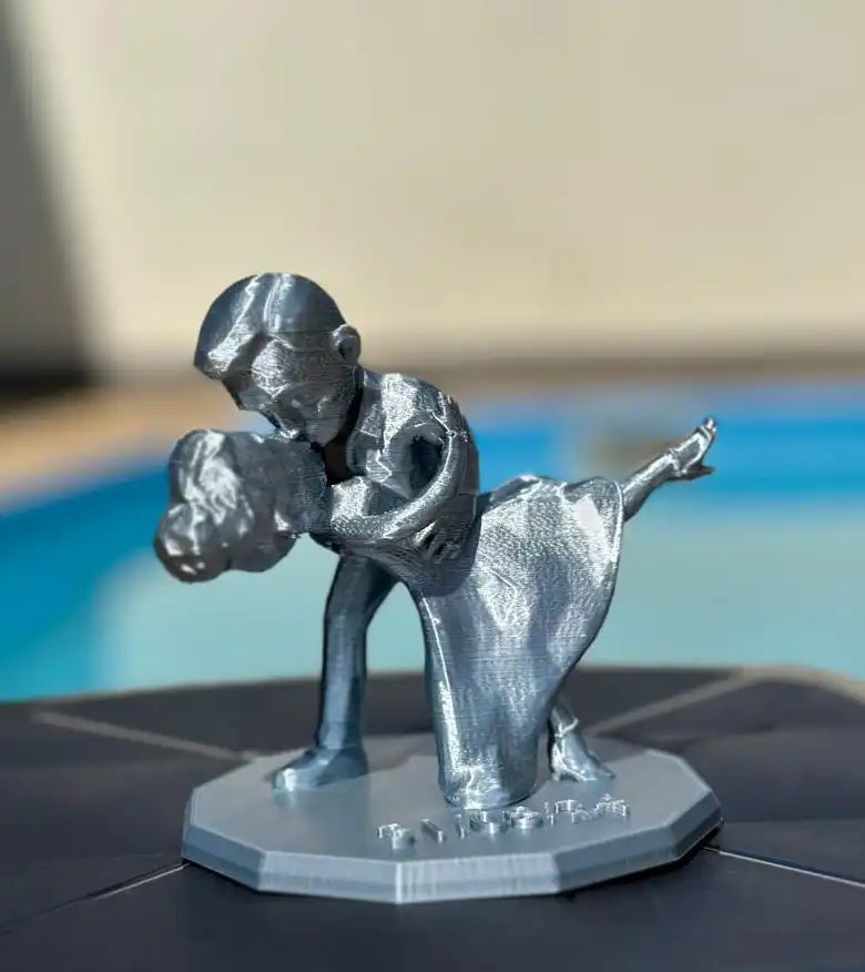 Vera comentando sobre a escultura