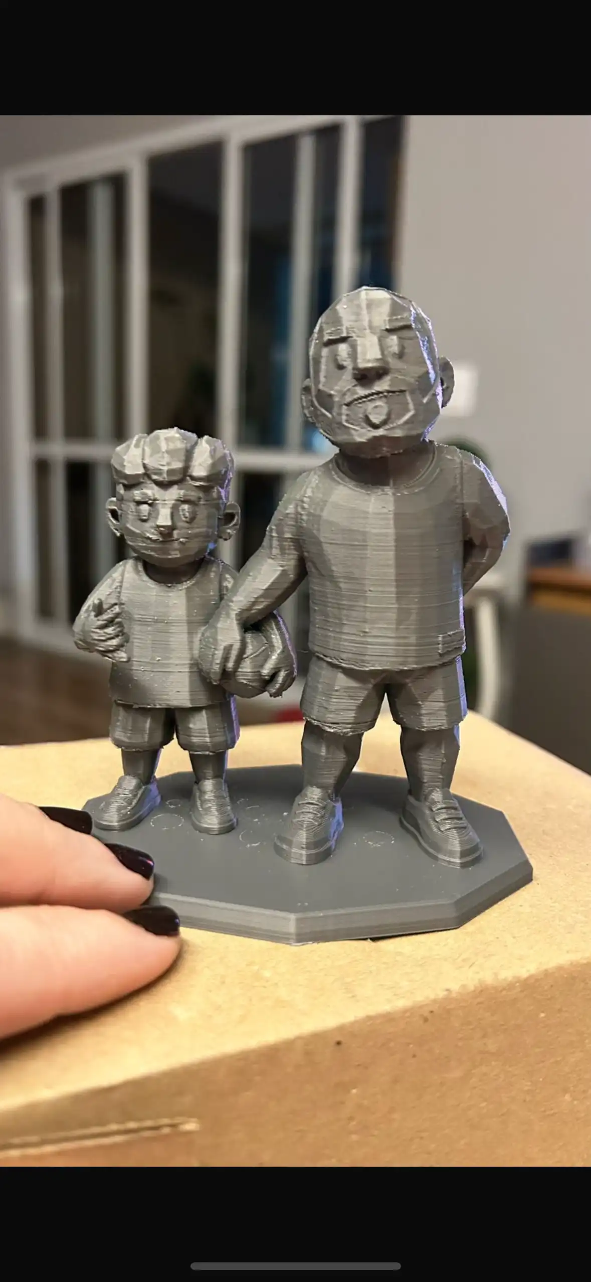 Cliente Marcella com a escultura